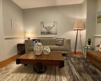 Green Door - Beaverton - Living room