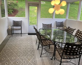 Quintessential Connecticut Living 5BRD/3 bath Home with Game Room and Fire Pit - New Milford - Dining room