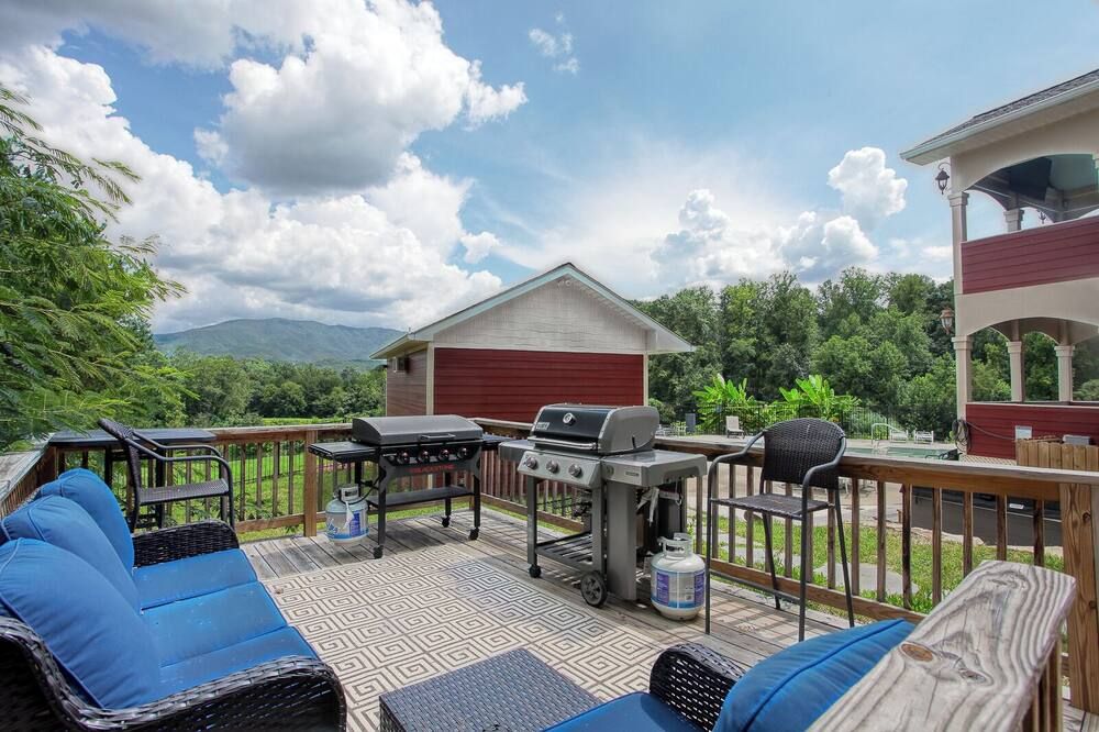 Experience luxury at Deep Creek Manor. Perfect for family gatherings with stunning mountain views. - Bryson City - Balkon