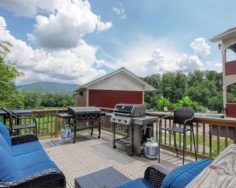 Experience luxury at Deep Creek Manor. Perfect for family gatherings with stunning mountain views. - Bryson City - Balcony