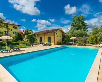 Lovely apartment in villa for 15 guests with WIFI, A/C, hot tub, private pool, TV and pets allowed - Fucecchio - Piscina