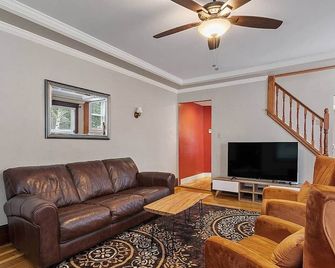 Family-Friendly Townhouse on the Merrimack River - Methuen - Wohnzimmer