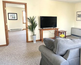 Sunny Tree Top 2BR Next to Bowdoin Downtown Brunswick - Brunswick - Wohnzimmer