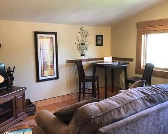 Close to Glacier Park and Whitefish without the crowds - Whitefish - Wohnzimmer