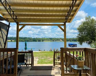 Multi-Family Getaway On Private Clear Water Lake! - Hawthorne - Patio