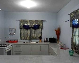 Cozy 3-bedroom townhome in enjoyable Piarco with AC, WiFi - Piarco - Kitchen