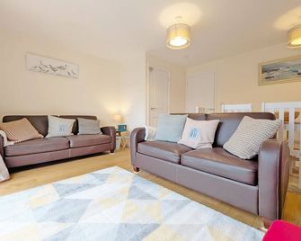 Oysters - a family house that sleeps 6 guests in 3 bedrooms - West Wittering - Living room