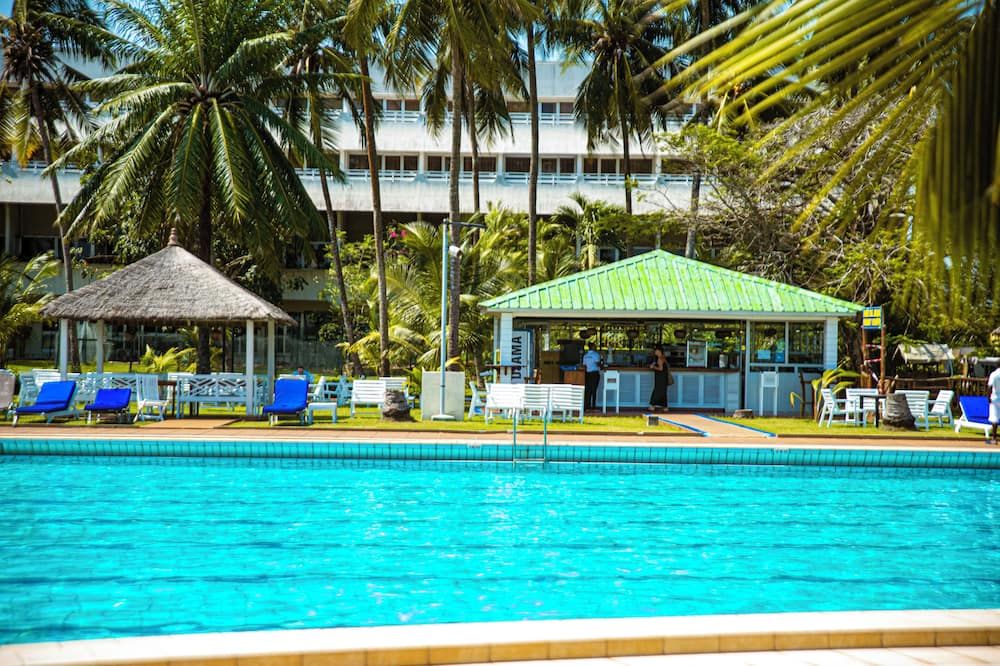 Hotel Sarakawa - לומה - בריכה