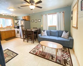 Comfy/Private Alaskan Cabin 1 - Fairbanks - Living room