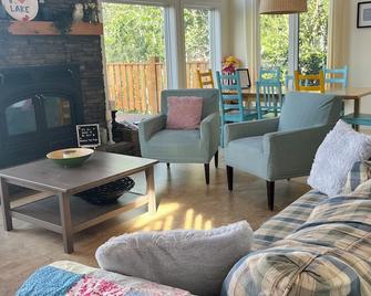 Skipping Stone Lodge at Buffalo Lake - Year Round fun at the Lake! - Stettler - Вітальня