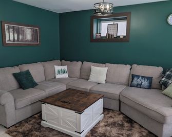 Almaguin Hideaway Retreat: Rustic and chic 1-bedroom house. Downtown South River - South River - Living room