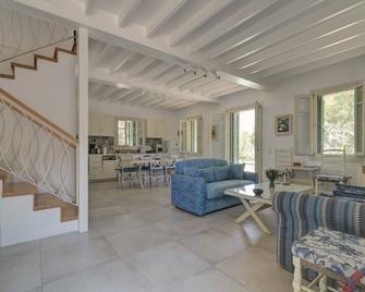 Ouzo Traditional House with private pool - Plomari - Sala de estar