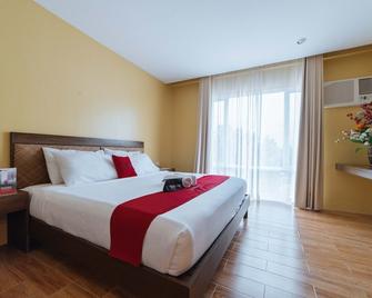 RedDoorz Premium near Health Centrum Banica - Roxas City - Bedroom