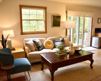 Lovely, Large 1 Br Apt in Sunny Central Marin! On 2 acres of gardens & woodlands - Greenbrae - Living room