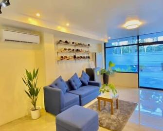 Mca Hostel - Panglao - Living room
