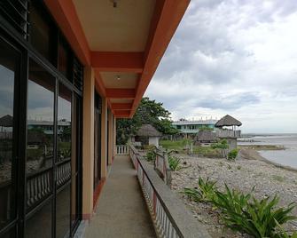 Beachview Pink Lodge - Pasuquin - Balcón