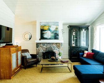 Gorgeous Cabin Rental with Spacious Deck on Lake Bernard, Ontario - Sundridge - Living room