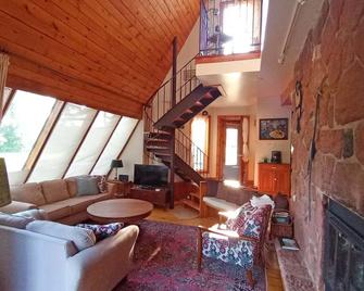Private Executive Cottage On Pei's South Shore. Pool, Near Beach, Golf, Town - Cornwall - Huiskamer