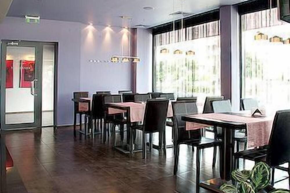 Monet Hotel thumbnail 3