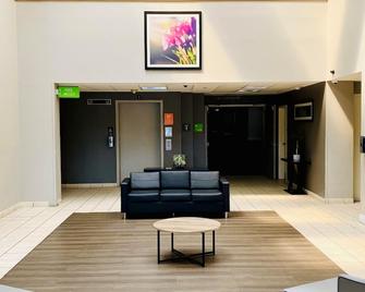 La Quinta Inn & Suites by Wyndham Ft Lauderdale Cypress Cr - Fort Lauderdale - Lobby