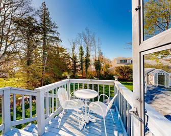 Walk-up apartment with deck & grill - walk to beach & town - Vineyard Haven - Balcón