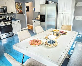 4-bedroom vacation home 8 minutes to Downtown Market - Grand Rapids - Dining room