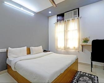 Hotel G A Residency - Лакнау - Спальня