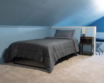 Best of both worlds! Stylish home minutes from Downtown with all the amenities! - Birch Run - Habitación