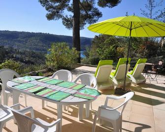 Renovated Provencal farmhouse with panoramic view of Lake Esparron de Verdon - Esparron-de-Verdon - Patio