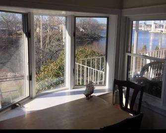 Beautiful and spacious 4 bedroom, 3 bath house with full water view - Kittery - Bedroom
