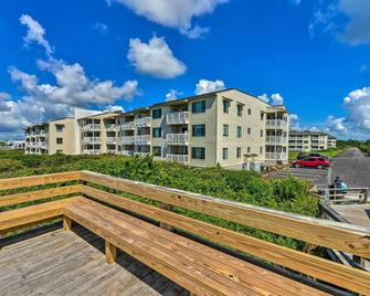 Point Emerald Resort Retreat Walk to Beach! - Emerald Isle - Edificio