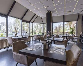 Explore Groningen from a Scenic Room w/ Balcony Near Speelgoedmuseum Roden - Roden - Restaurant