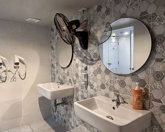Friends Hostel - Phuket Airport - Phuket City - Bathroom