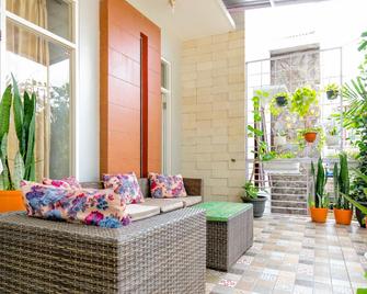 OYO 2376 Tiara Family Residence - Batu - Patio