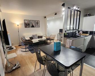 T2, parking, terrace, close to Paris and La Defense - Rueil-Malmaison - Dining room