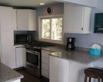 The Little Lake House - Private/Secluded Pennisula - Lake Winnebago - Fond du Lac - Kitchen