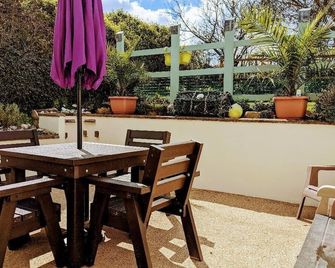 Stunning rural cottage central to all Pembrokeshire beaches. Dogs Free. Wifi - Pembroke Dock - Patio