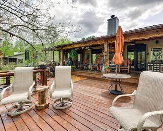 Flag Hole riverfront Cabin Near Local Attractions! - Glenwood - Patio