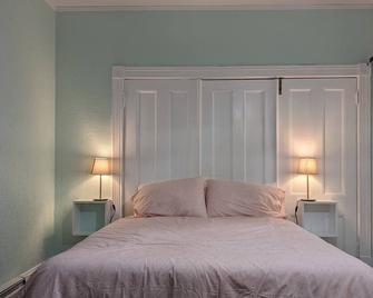 Darling downtown micro suite! - Wolfville - Спальня