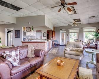 1 Mi to Lake Guntersville Scenic Condo Retreat! - Scottsboro - Huiskamer