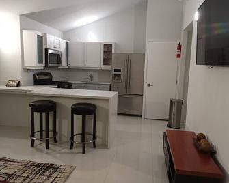 Beach 5 mins away ,beautiful 2 bedroom br1 bathroom home. - Falmouth - Kitchen