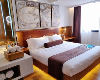 James Joyce Coffetel Qingdao Taidong Pedestrian Street Yingkou Road - Qingdao - Bedroom