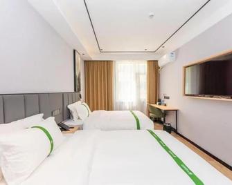 Greentree Inn Qingdao Licang Shuyan Road Daweng Square Express Hotel - Qingdao - Bedroom