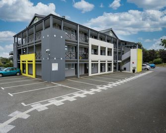 B&B HOTEL Vannes Est Golfe du Morbihan - Vannes - Gebouw