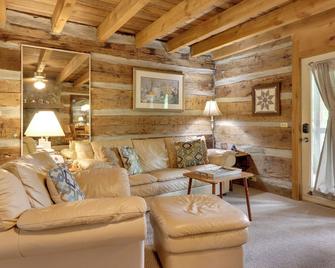 Outdoorsmens Paradise on River with Fire Pit! - Townsend - Living room