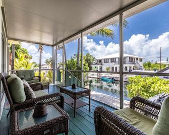 Prime Time 2: Charming Canal Front Duplex, Your Gateway to South Pine Channel & Atlantic/Gulf Waters - Big Pine Key - Balcony