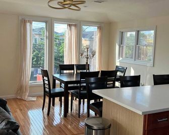 Perfect 3-bedroom house with AC 5mins from JFK - קווינס - חדר אוכל