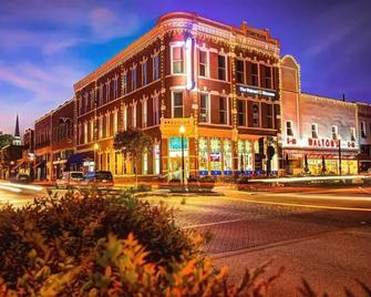 Carriage House on Historic Bentonville Square - Bentonville - Building