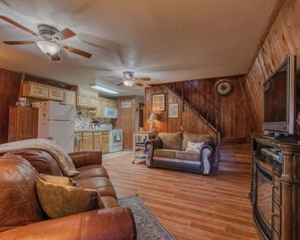 'Birds of a Feather' 2/2 Mountain Chalet, 2 miles to Cloudcroft, Pet Friendly - Cloudcroft - Living room