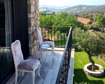 Nur Karen Tas Konak - Dikili - Balcony